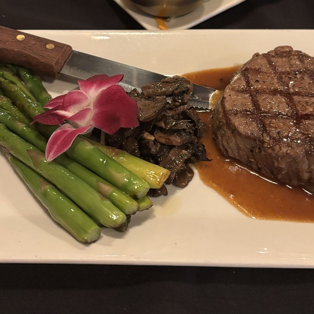 Filet mignon with asparagus and mushroom.