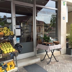 Petite Vadrouille Meursault - Sandwiches to eat. Small eating area out front