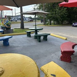 Ortiz Raspas Y Refresqueria - Seating for guests