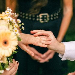 Maria Orlova Photography - Exchanging rings