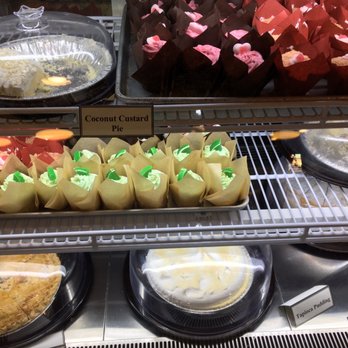 Hinkle's Restaurant - Dessert counter - New American Near Me - Columbia, Pennsylvania