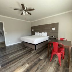 Harbor House Inn - King bedroom