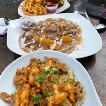 Mo' Brunch & Brews - Shroom and grits, peach cobbler pancake, croissant sandwich - Breakfast & Brunch Near Me - Houston, Texas