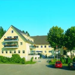 Restaurant Schönfelder Hof - Außenansicht des Landhauses Schönfelder Hof in Hollfeld in der Fränkischen Schweiz.