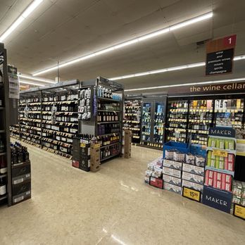 Vons - Window cellar and alcohol aisles - Grocery Near Me - Oxnard, California