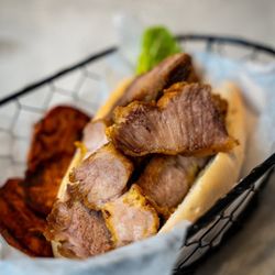 Pisco Gastrolounge - Pan con lechon