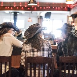 Microbrasserie À la Fût - Cowgirls et cowboys affluent de partout au Québec pour goûter nos bières produites sur place avec grand soin et de l'orge bio!