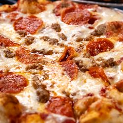Trailhead Bar | Grill | Wood Fired Pizza - Salciccia
Pomodoro, mozzarella, provolone, Italian sausage, pepperoni, grated Parmesan