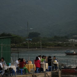 華都海鮮酒家 - 啲人喺岸邊食飯