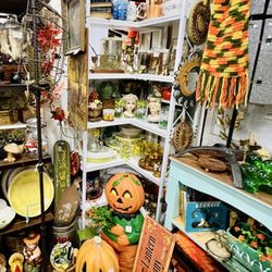 Pinky's Place - Antique & Artisan Market
