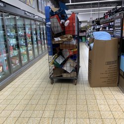 ALDI - Boxes in the middle of the aisle