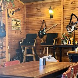 Picker's BBQ - We live music is played