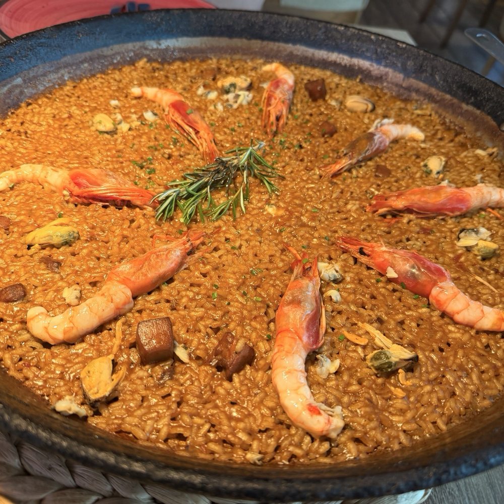MANÁ 75 - Seafood paella senyoret - Mediterranean Near Me - Barcelona, B MANÁ 75 - Seafood paella senyoret - Mediterranean Near Me - Barcelona, B