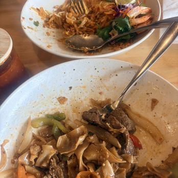 Ari's Thai Eatery - Drunken noodles and pad Thai - Thai Near Me - Azusa, California