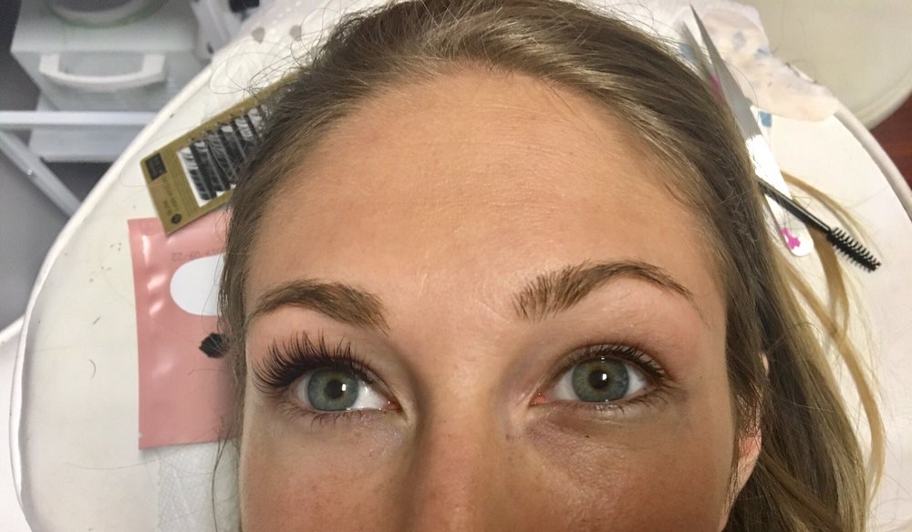 Allie Tuminelli Esthetics & Lash Extensions Logo