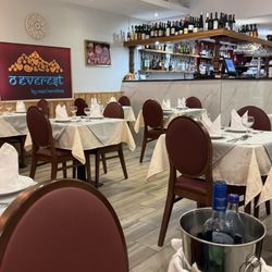 Everest Montanha - Inside of restaurant looking at the bar.