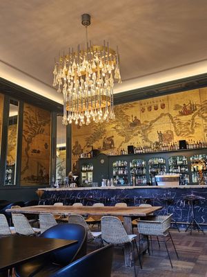 Die Goldene Bar by null