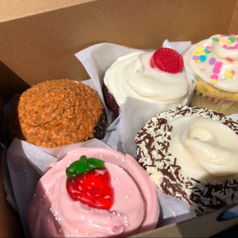 Frosted Cupcakery - Bakeries Near Me - Long Beach, California