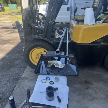 On The Road Repair Services - Main cylinder getting repacked at customer location.
Saved on tow
Saved on labor
And he bought his own parts. - Roadside Assistance Near Me