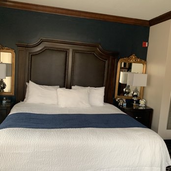 Des Lux Hotel - Comfortable bed - Hotels Near Me - Des Moines, Iowa Des Lux Hotel - Comfortable bed - Hotels Near Me - Des Moines, Iowa