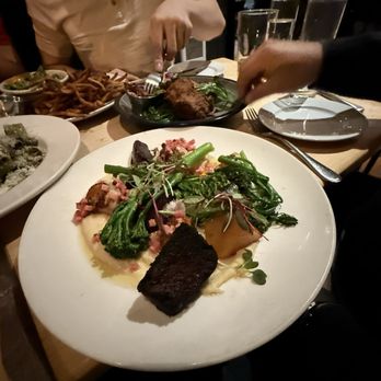 Patente et Machin - Scallops with blood sausage, roasted beets (petoncle) - Canadian (New) Near Me - Quebec City, Quebec Patente et Machin - Scallops with blood sausage, roasted beets (petoncle) - Canadian (New) Near Me - Quebec City, Quebec
