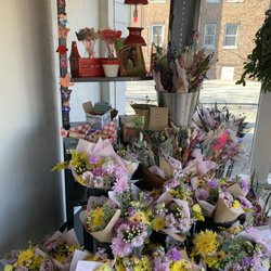Paul's Flowers & Gifts - Flowers