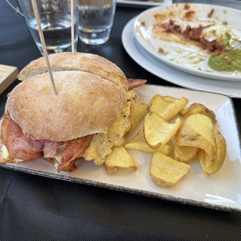 The River Cafè - "No surrender" hamburger with an egg, bacon and special sauce - different, but tasted none the less - Gluten-Free Near Me - Girona, GI