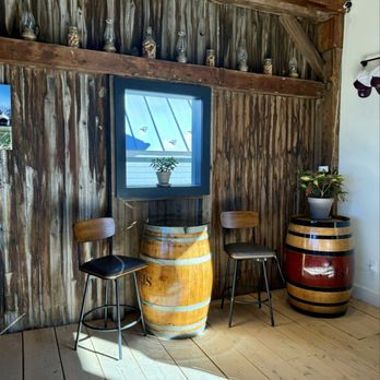 Weis Vineyards - Wine Tasting Room Near Me - Hammondsport, New York