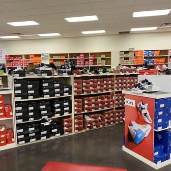 Famous Footwear - Shoe Stores Near Me - Monaca, Pennsylvania
