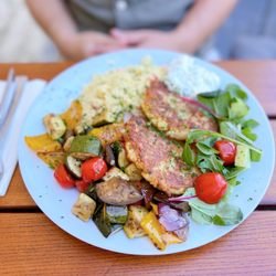Falkenhorst - Kartoffelpuffer mit Couscous, sommerlichem Ofengemüse und Kräuterquark