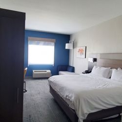 Holiday Inn Express Toledo North - Comfy bed