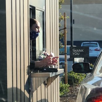 Starbucks - An employee not wearing mask properly. - Coffee & Tea Near Me - Sacramento, California Starbucks - An employee not wearing mask properly. - Coffee & Tea Near Me - Sacramento, California