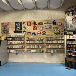 1-Up Retro Video Games - Inside of the gaming store
