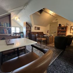 Hotel Sylvia - Fourth floor attic/library