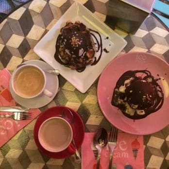 HelArte - Brownie con helado de vainilla y gofres con helado de banana split - Ice Cream & Frozen Yogurt Near Me - Seville, SE