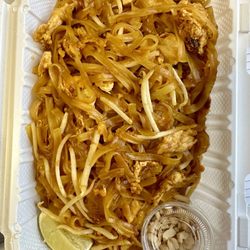 Lao Eee Lee - Chicken Pad Thai