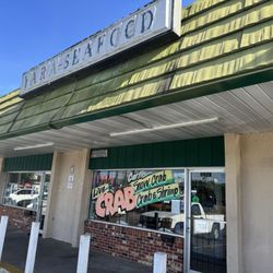 Yara Seafood - Outside in shared parking lot with other stores--04-19-2025