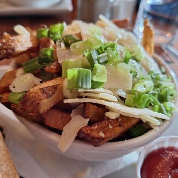 Tavern 1883 - Close-up of parmesan truffle fries - Pubs Near Me - Canmore, Alberta Tavern 1883 - Close-up of parmesan truffle fries - Pubs Near Me - Canmore, Alberta