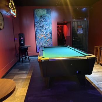 Smitty's Cocktails - Photo 5: Pool table - Dive Bars Near Me - Oakland, California Smitty's Cocktails - Photo 5: Pool table - Dive Bars Near Me - Oakland, California
