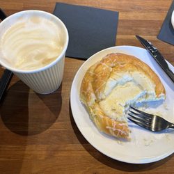 Eleven Cafē - Latte + Cheese Danish