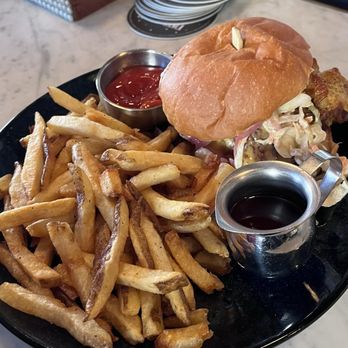 Queen's Room - Chubby chicken sandwich - Coffee & Tea Near Me - Astoria, New York