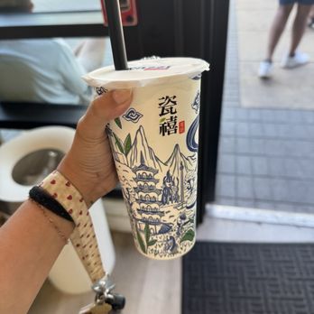 Teazzi Tea Shop - Deep Roast Oolong Milk Tea 炭焙鐵觀音奶茶 Deep Roast Oolong Milk Tea 炭焙鐵觀音奶茶 - Bubble Tea Near Me - Sunnyvale, California Teazzi Tea Shop - Deep Roast Oolong Milk Tea 炭焙鐵觀音奶茶 Deep Roast Oolong Milk Tea 炭焙鐵觀音奶茶 - Bubble Tea Near Me - Sunnyvale, California
