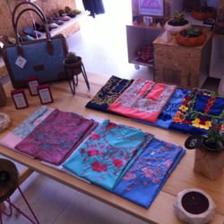 Moar! - Blusas hipil y bolsas en Moar!