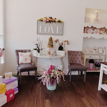 LeilaLove Macarons - interior decor - Desserts Near Me - Park Ridge, Illinois