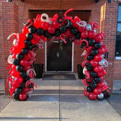 Custom Baskets & Balloons - Classic arch with custom pattern and curly accents added.