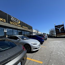 Zet's Restaurant - Place was packed! Not much parking but a few more spots around back. Can only exit northbound.