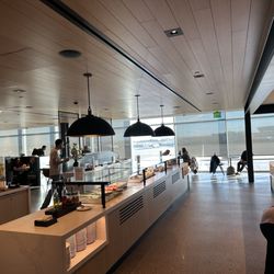 United Club East - Buffet