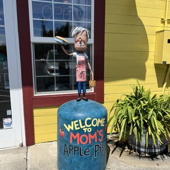 Mom's Apple Pie - Bakeries Near Me - Sebastopol, California
