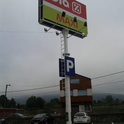 Dia En Boiro - El totem que preside el parking
