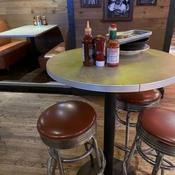 Razzoo's Cajun Cafe - Half clean tables.